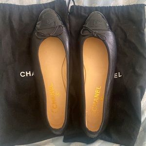 CHANEL Black Leather Ballet Flats with patent toe cap